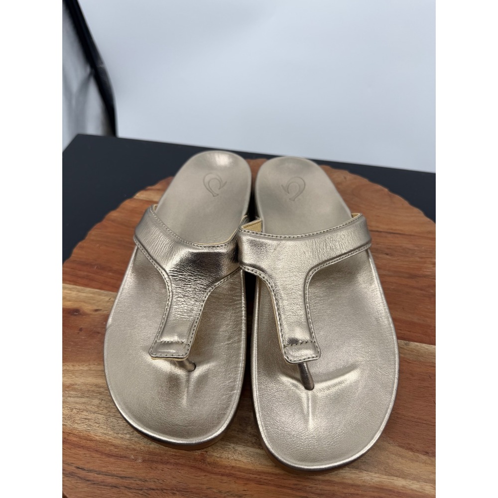 OluKai Kipe'a Lipi Sandals Women Size 8 Gold Metallic Leather Thong Flip Flops - Picture 2 of 6